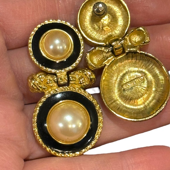 Vintage Richelieu faix pearl dangle black enamel textured gold finish earrings - Picture 2 of 6